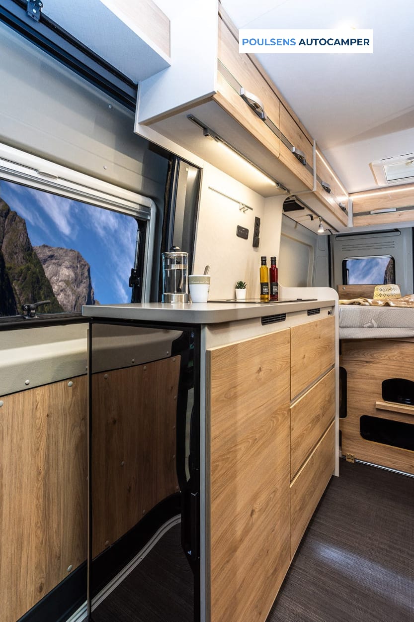 Cuisine du camping-car urbain Dethleffs GLOBETRAIL CVD 600 DS 2025 avec réfrigérateur et rangements