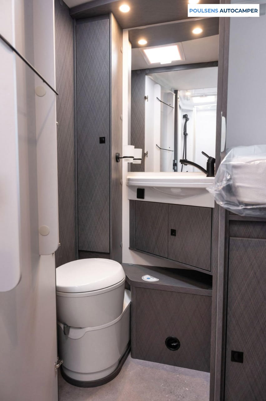 Salle de bain du camping‑car Etrusco T 7.4 SB 2026 avec toilettes fixes