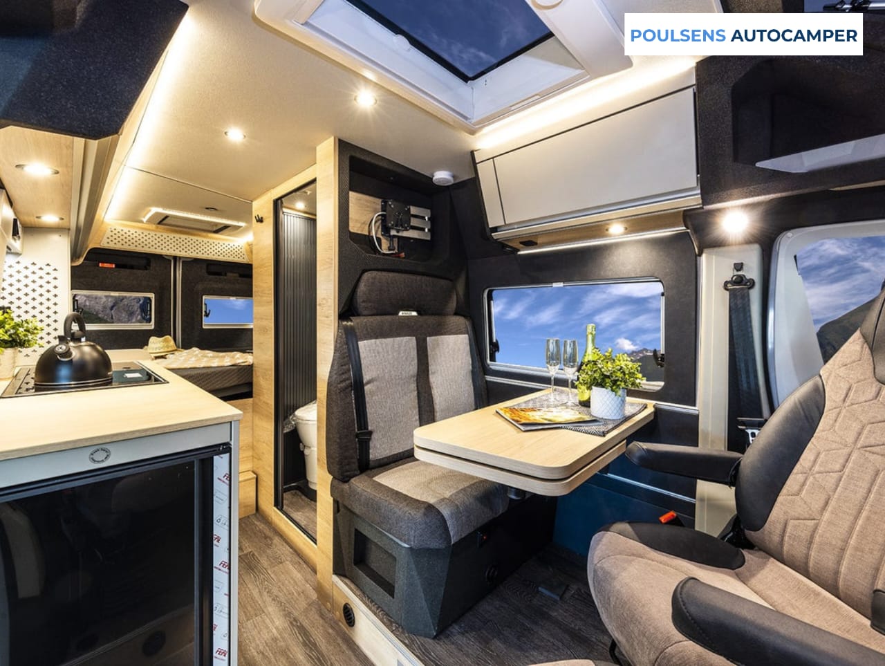 Salon intérieur du camping-car urbain Knaus BOXTIME 600 MQ 2026 avec banquettes et éclairage LED