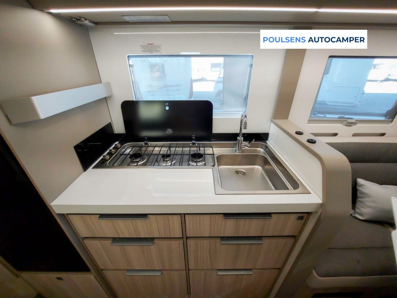 Cuisine du Adria Compact 60Y Edition 2026 avec réfrigérateur