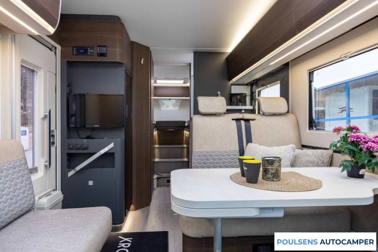 Salon intérieur du Adria CORAL 670 SL 2020 avec lit pavillon
