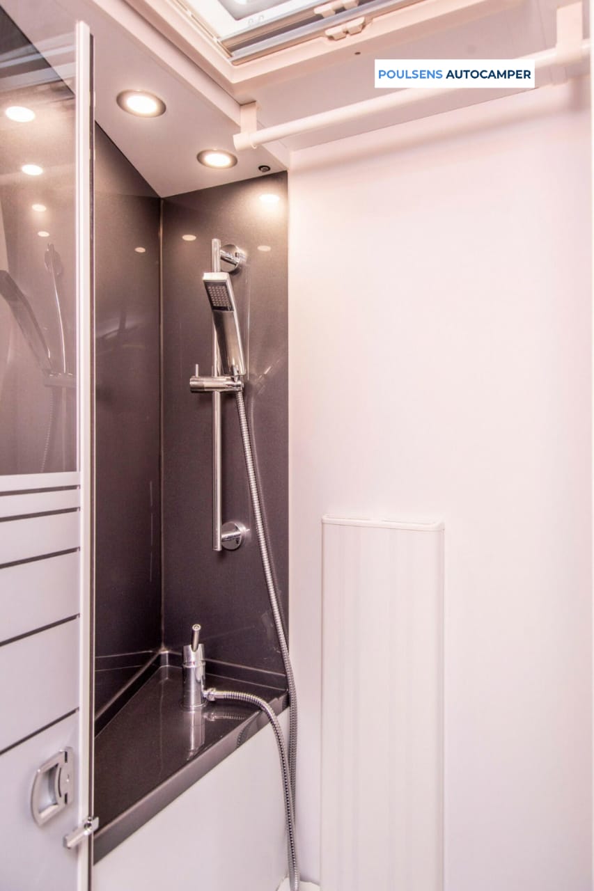 Salle de bain du Adria MATRIX 670 SC 2020 avec douche et WC chimique