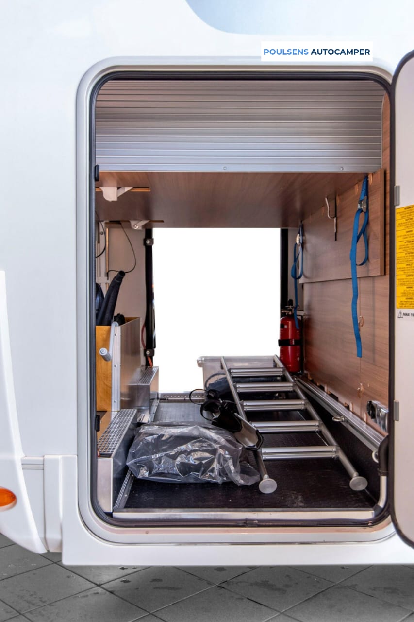 Vue arrière du camping‑car Adria MATRIX 670 SC 2020 avec porte‑vélo