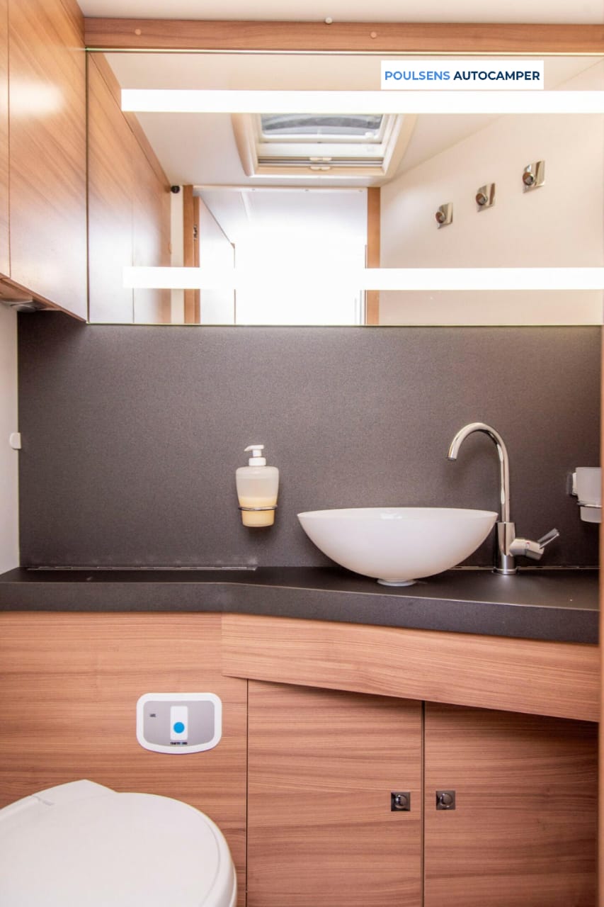 Salle de bain du Adria MATRIX 670 SC 2020 avec douche et WC chimique