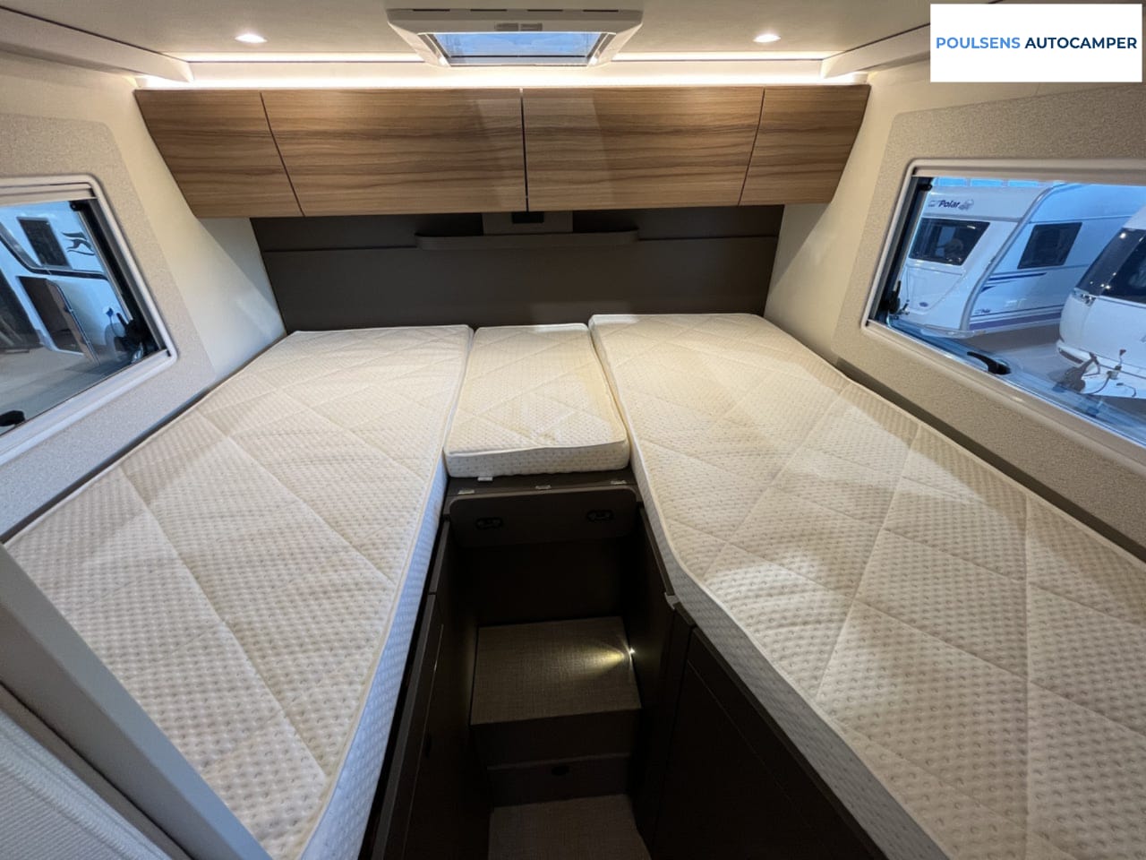 Espace couchage du Bürstner B66 avec lit convertible