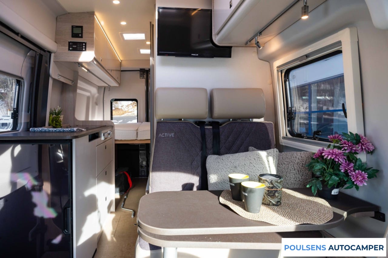 Salon intérieur du Bürstner Lineo C 590 2023