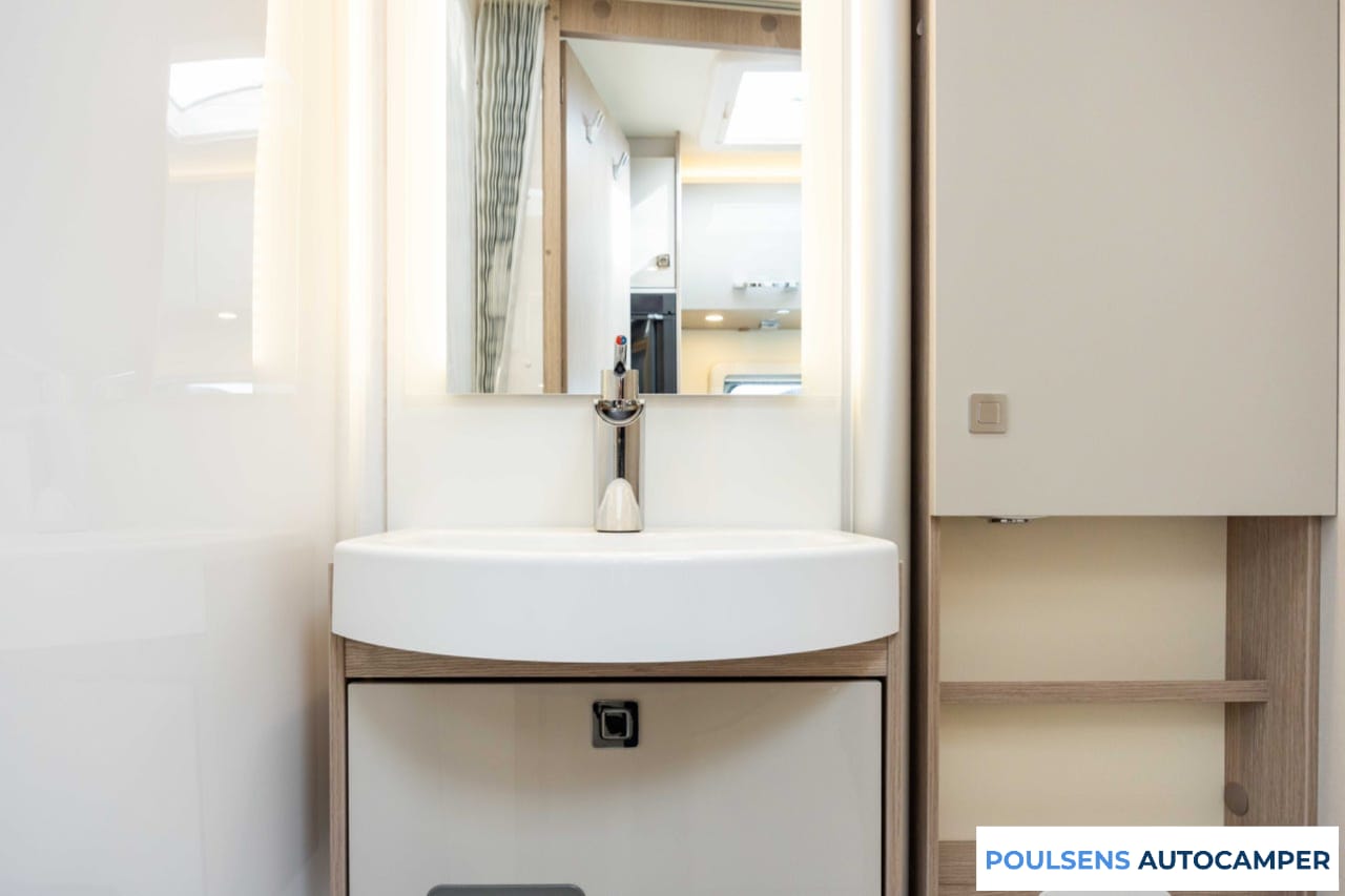 Salle de bain du Bürstner Nexxo VAN T 700 2023 avec douche et toilettes