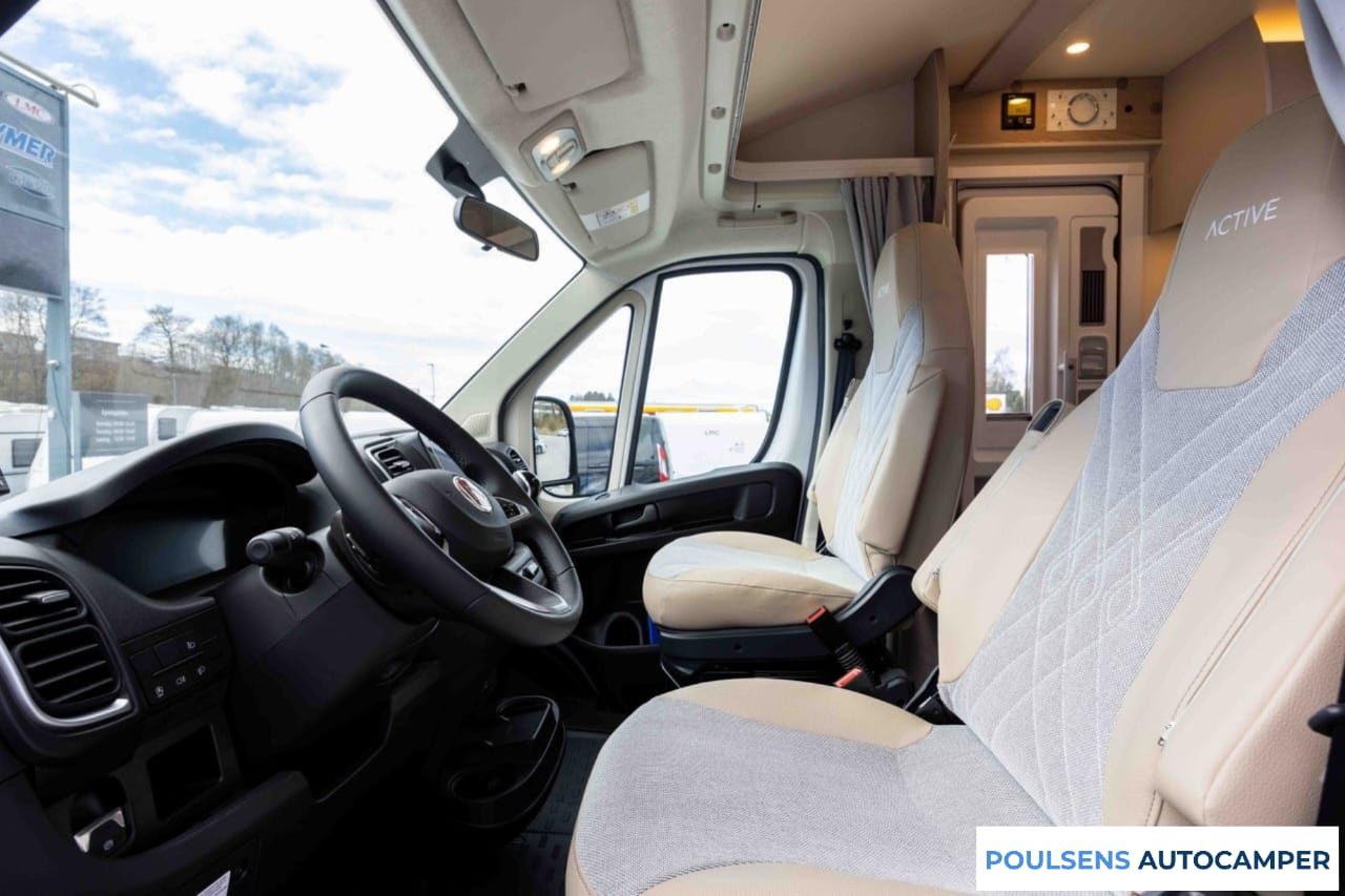 Cabine avant du Bürstner Nexxo VAN T 700 2023 avec tableau de bord Fiat
