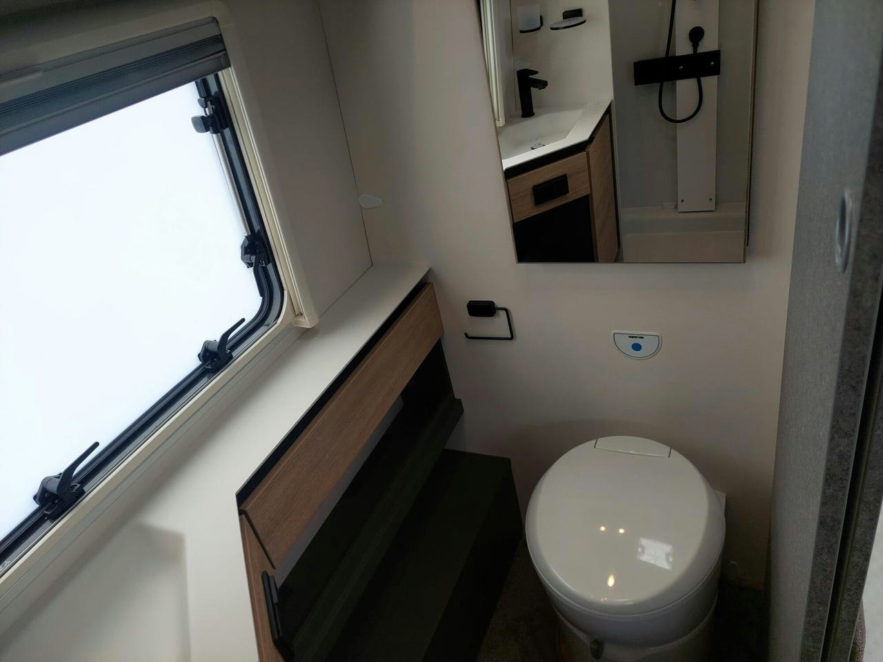 Salle de bain de la Dethleffs Beduin Scandinavia 550 BET