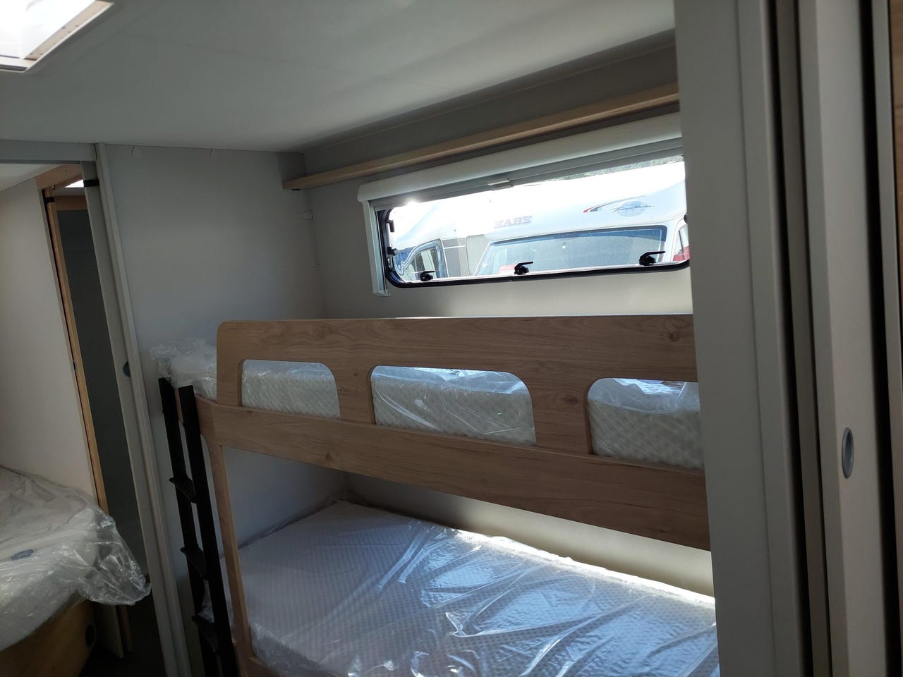 Espace couchage de la Dethleffs Camper 730 FKR SNOW