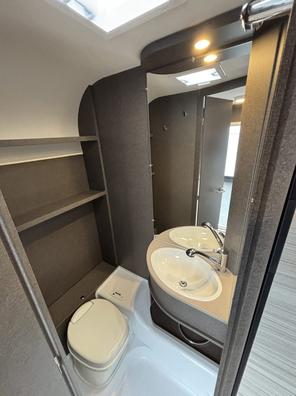 Salle de bain de la Dethleffs C’joy 420 QSH