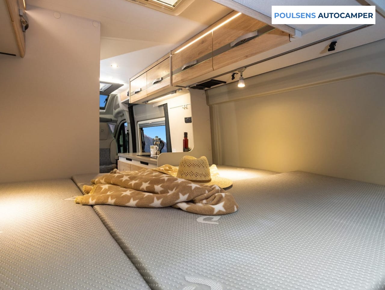 Espace couchage du camping-car urbain Dethleffs GLOBETRAIL CVD 600 DS 2025 avec lit transversal arrière