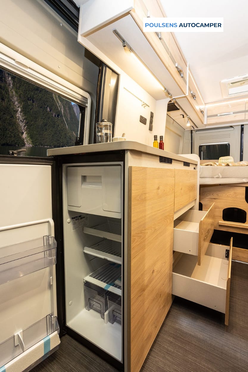 Cuisine du camping-car urbain Dethleffs GLOBETRAIL CVD 600 DS 2025 avec réfrigérateur et rangements