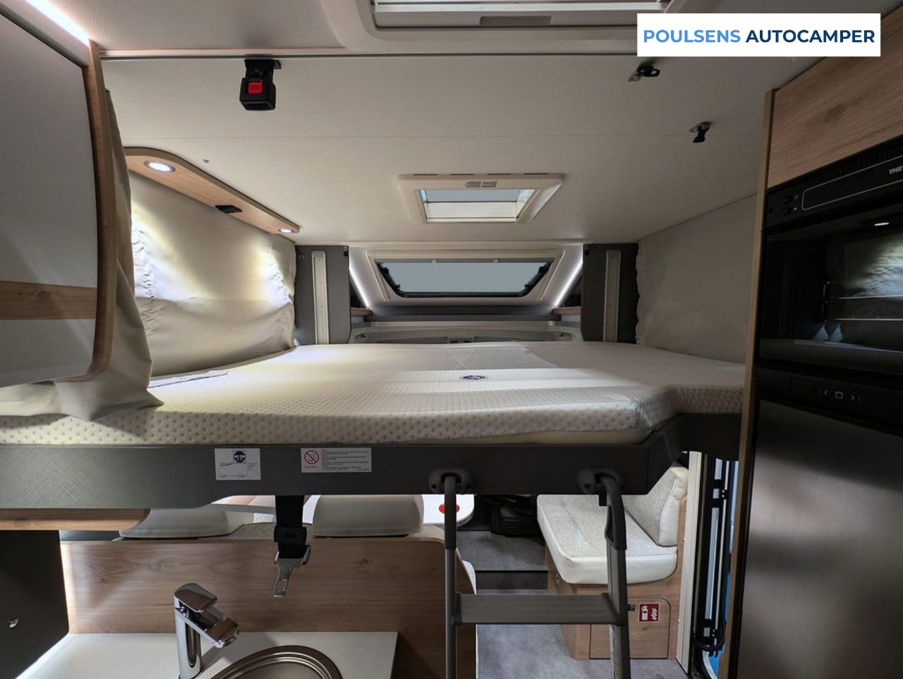 Espace couchage du camping-car semi-intégré Dethleffs Just Camp T 7052 2026 avec lit double confortable
