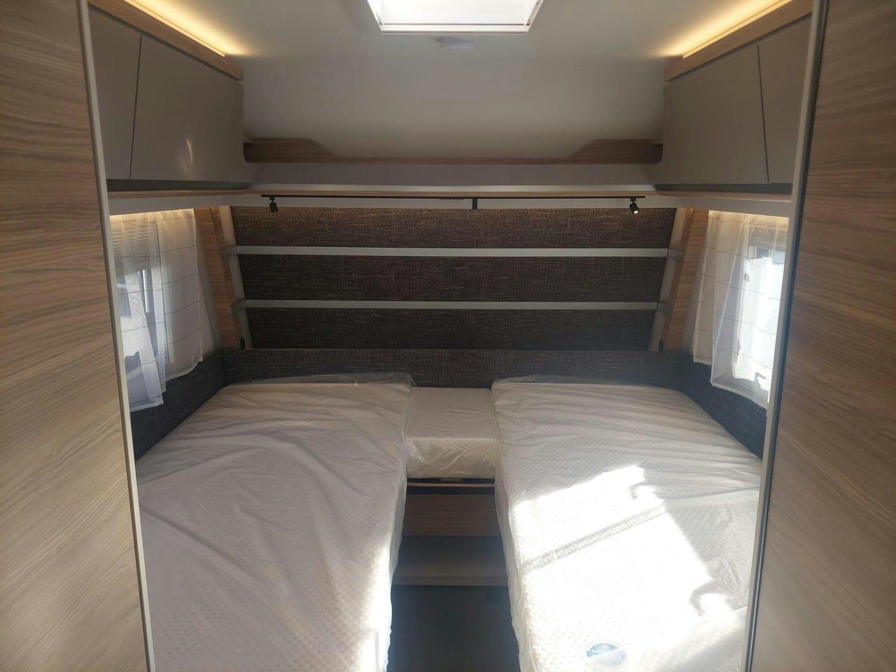 Espace couchage de la Dethleffs Nomad 490 EST