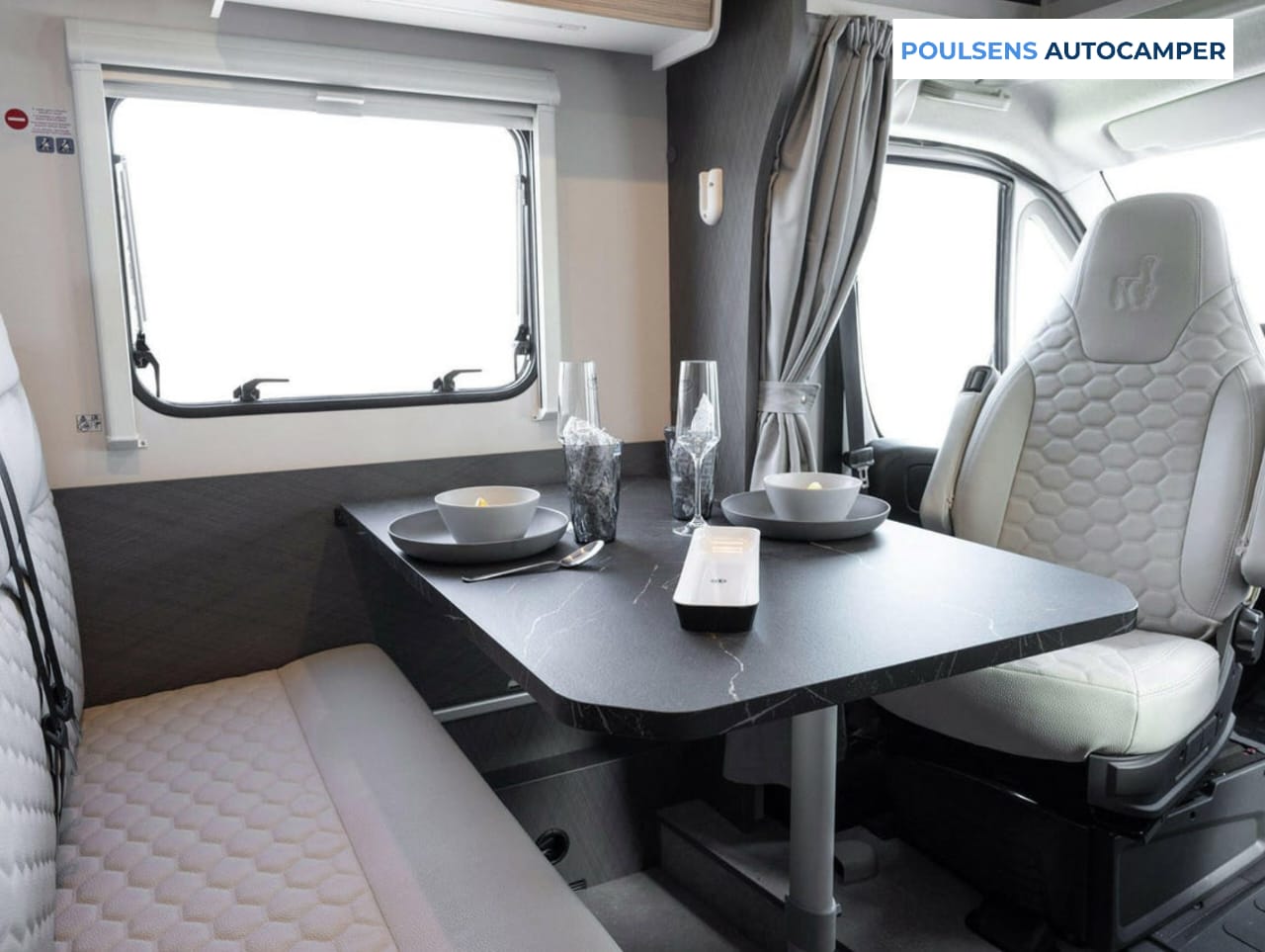 Salon intérieur du camping‑car Etrusco T 7.4 SB 2026 avec banquettes et éclairage LED