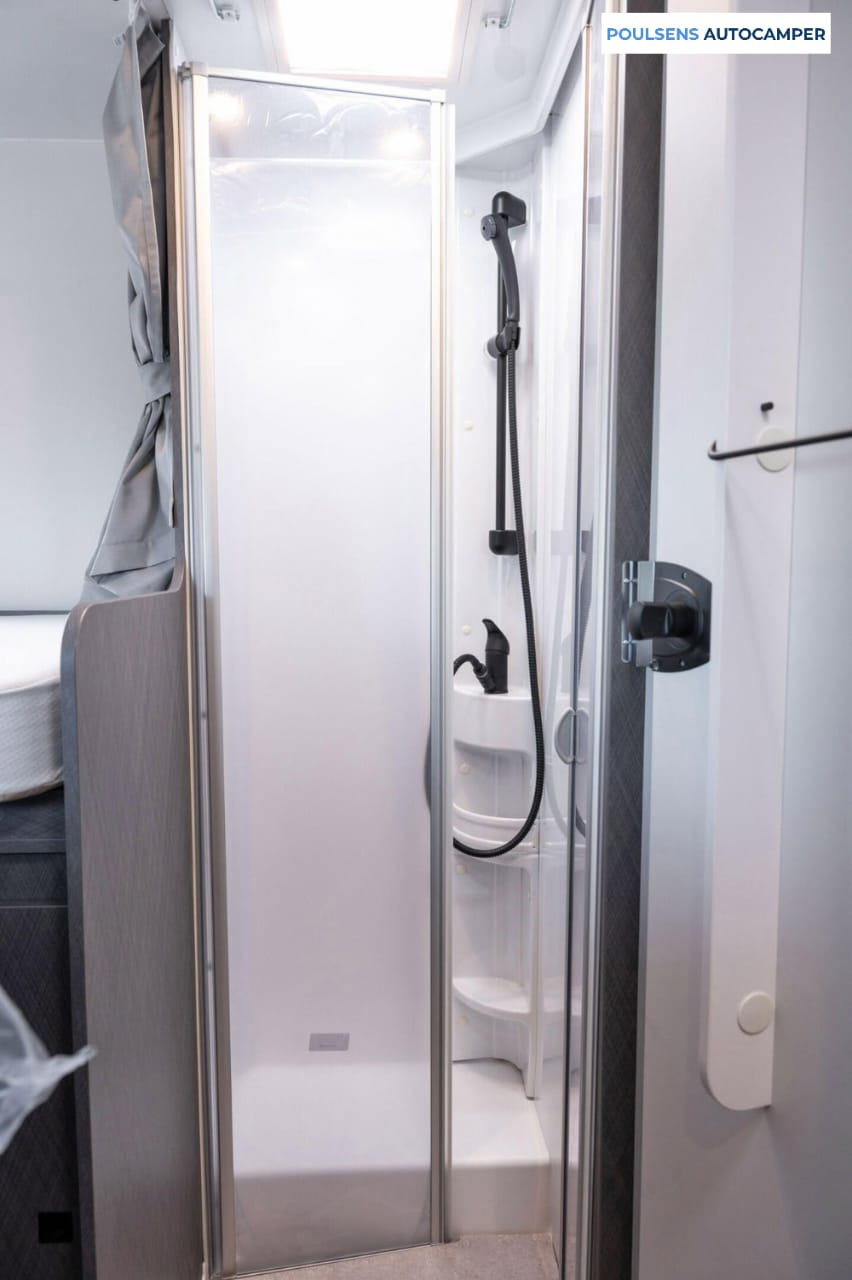 Salle de bain du camping‑car Etrusco T 7.4 SB 2026 avec toilettes fixes