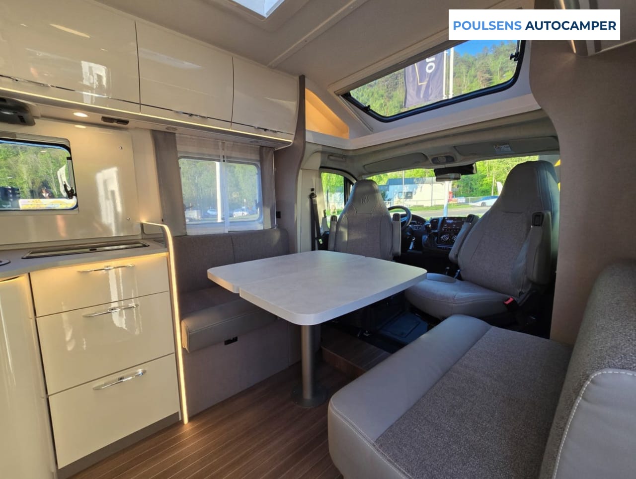 Salon intérieur du Etrusco T7400 QBC 2024 avec lit pavillon