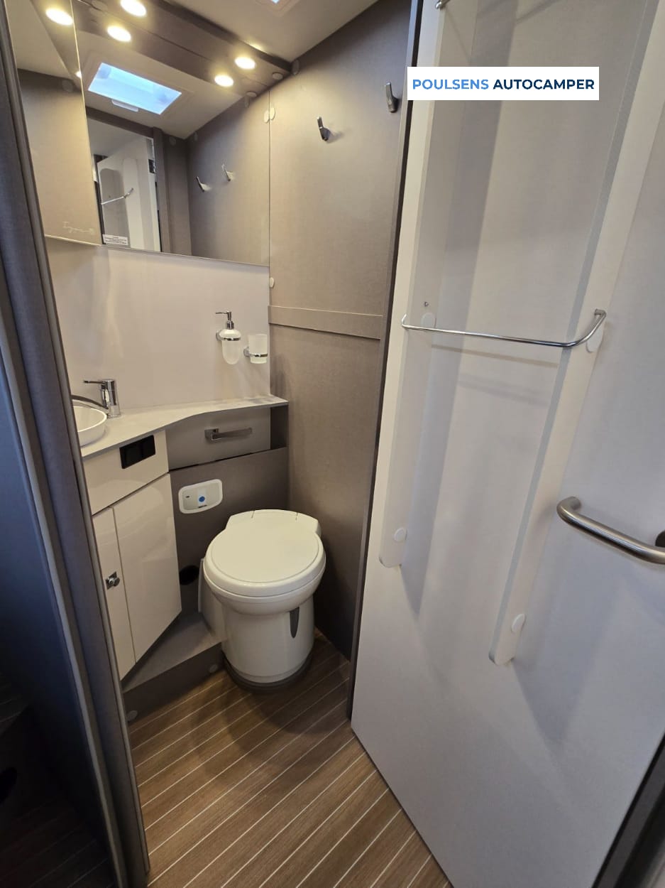 Salle de bain du Etrusco T7400 QBC 2024 avec douche et toilettes