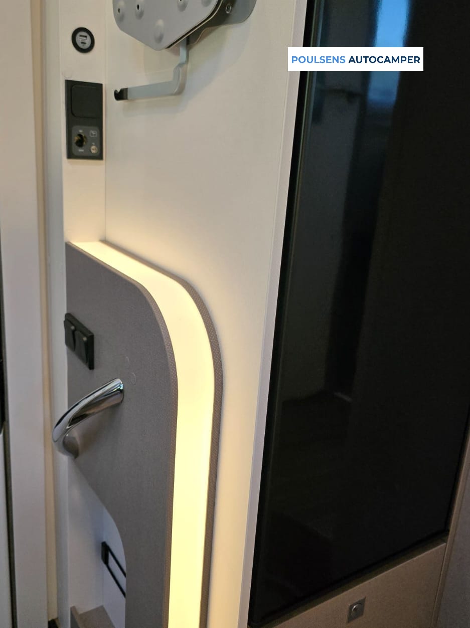 Salle de bain du Etrusco T7400 QBC 2024 avec douche et toilettes