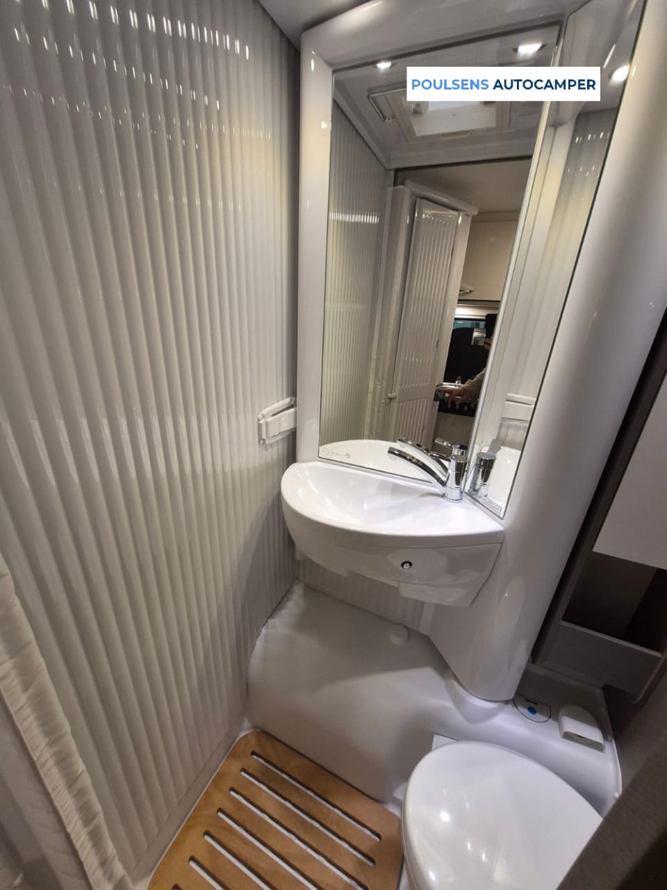 Salle de bain compacte du camping-car semi-intégré Etrusco V6.6 SF 2023 d’occasion avec toilettes fixes et lavabo