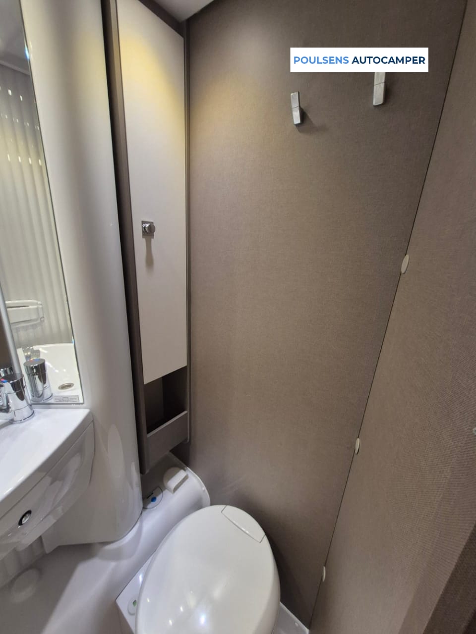 Salle de bain compacte du camping-car semi-intégré Etrusco V6.6 SF 2023 d’occasion avec toilettes fixes et lavabo