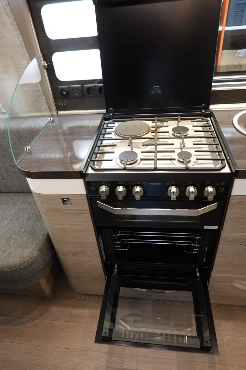 Cuisine de la Hobby 720 UKFe Prestige avec four et congélateur