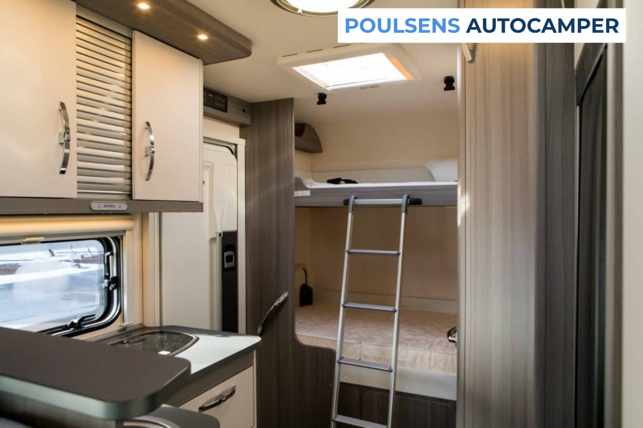 Espace couchage du Hobby T65 HKM avec lit pavillon