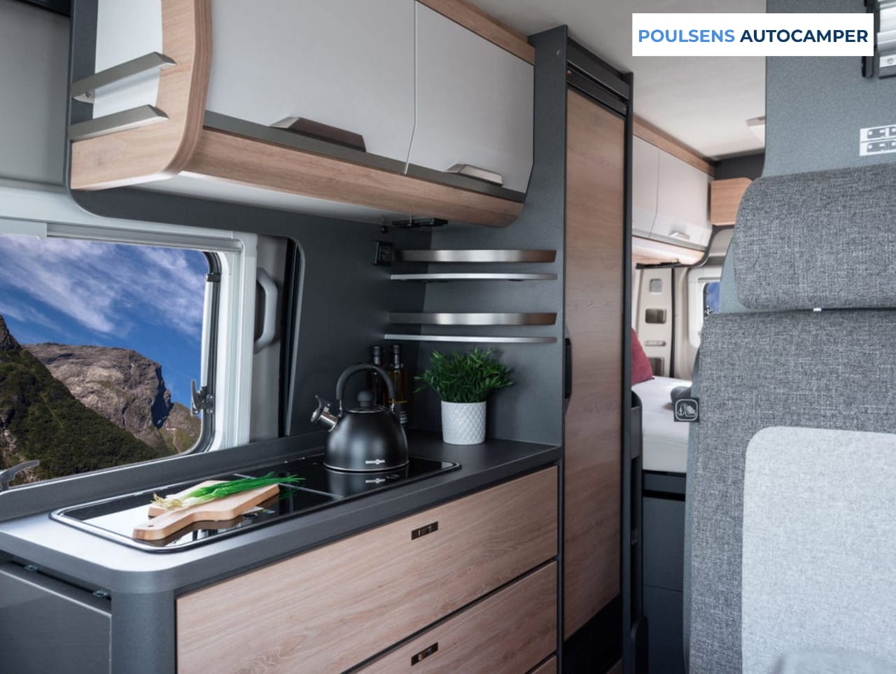 Cuisine du camping-car urbain Knaus BOXLIFE PRO 600 STREET 2025 avec réfrigérateur à compresseur et rangements