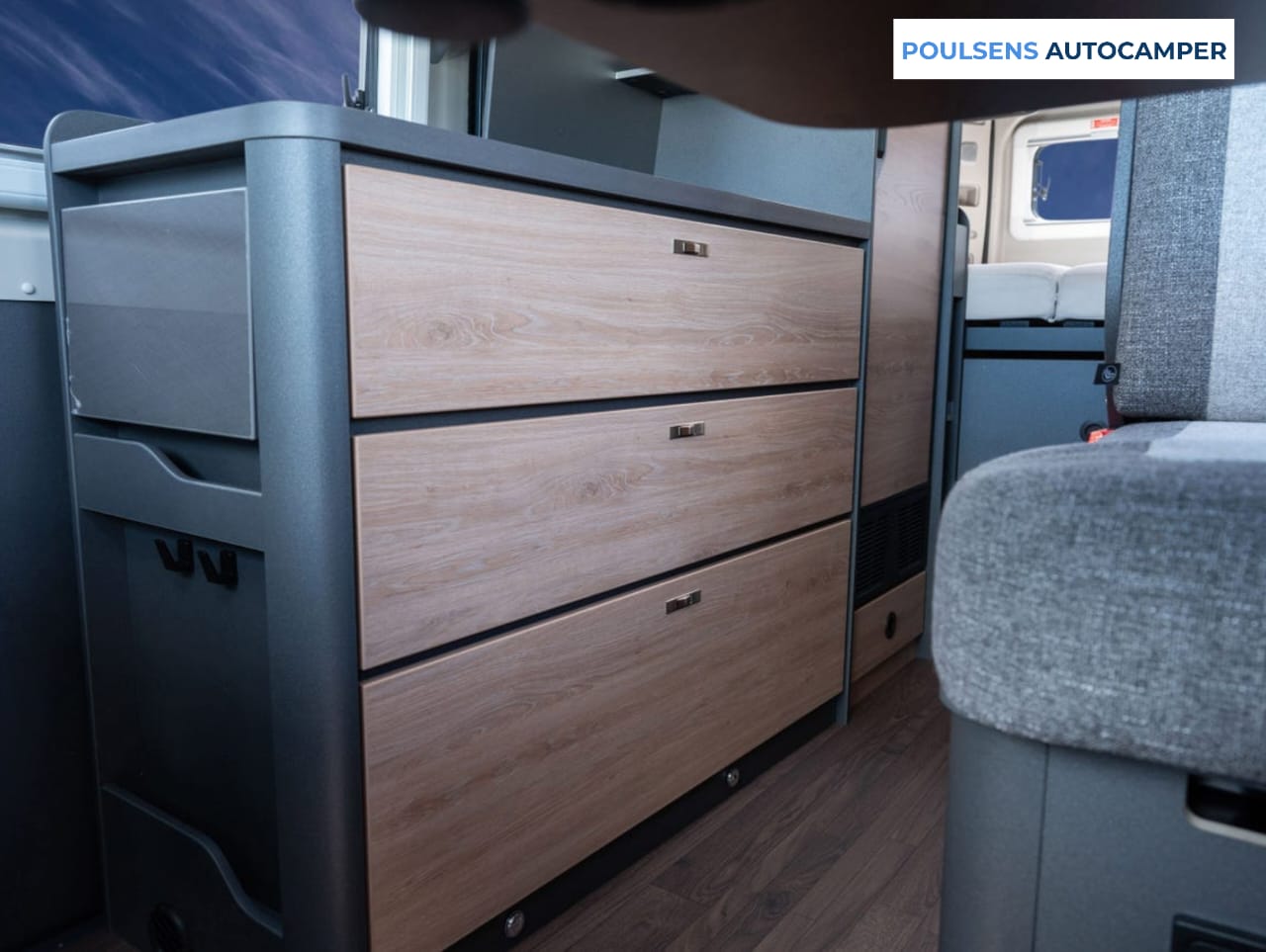 Cuisine du camping-car urbain Knaus BOXLIFE PRO 600 STREET 2025 avec réfrigérateur à compresseur et rangements