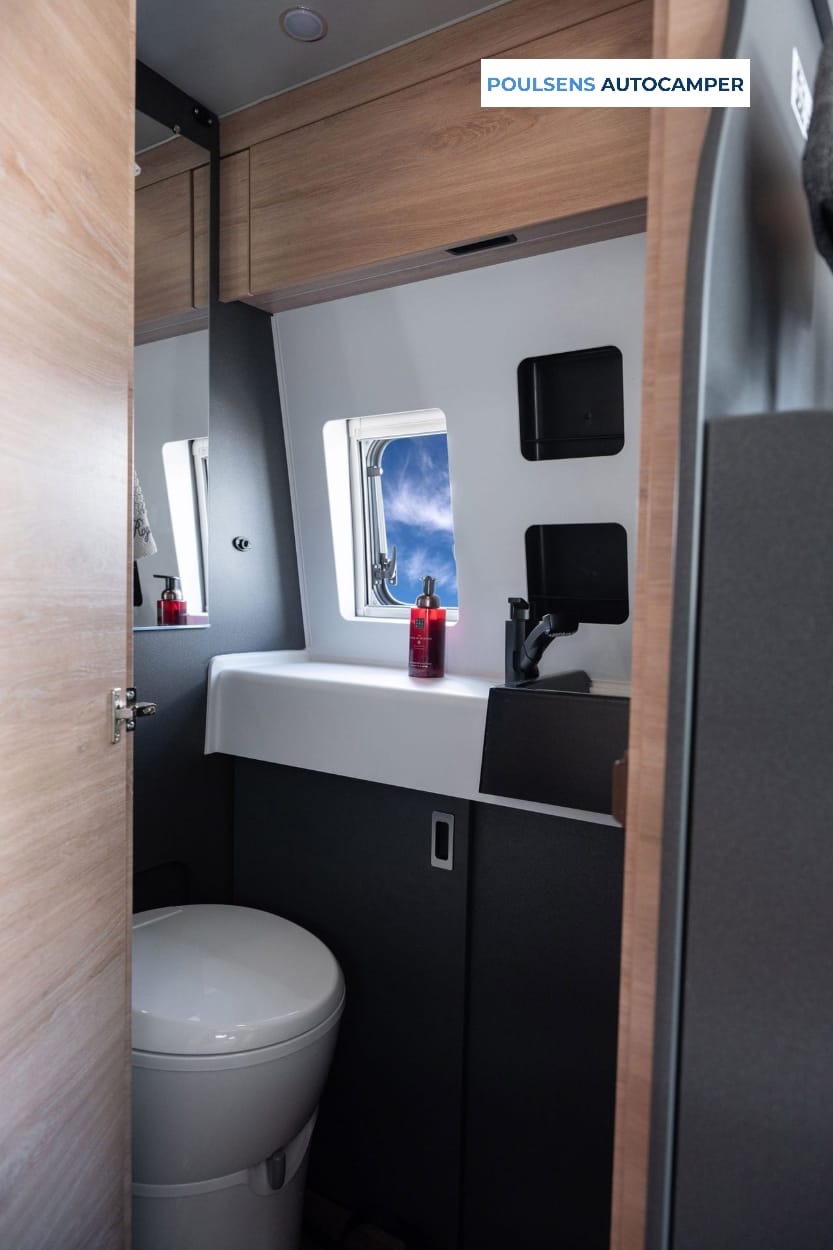 Salle de bain compacte du camping-car urbain Knaus BOXLIFE PRO 600 STREET 2025 avec douche et lavabo