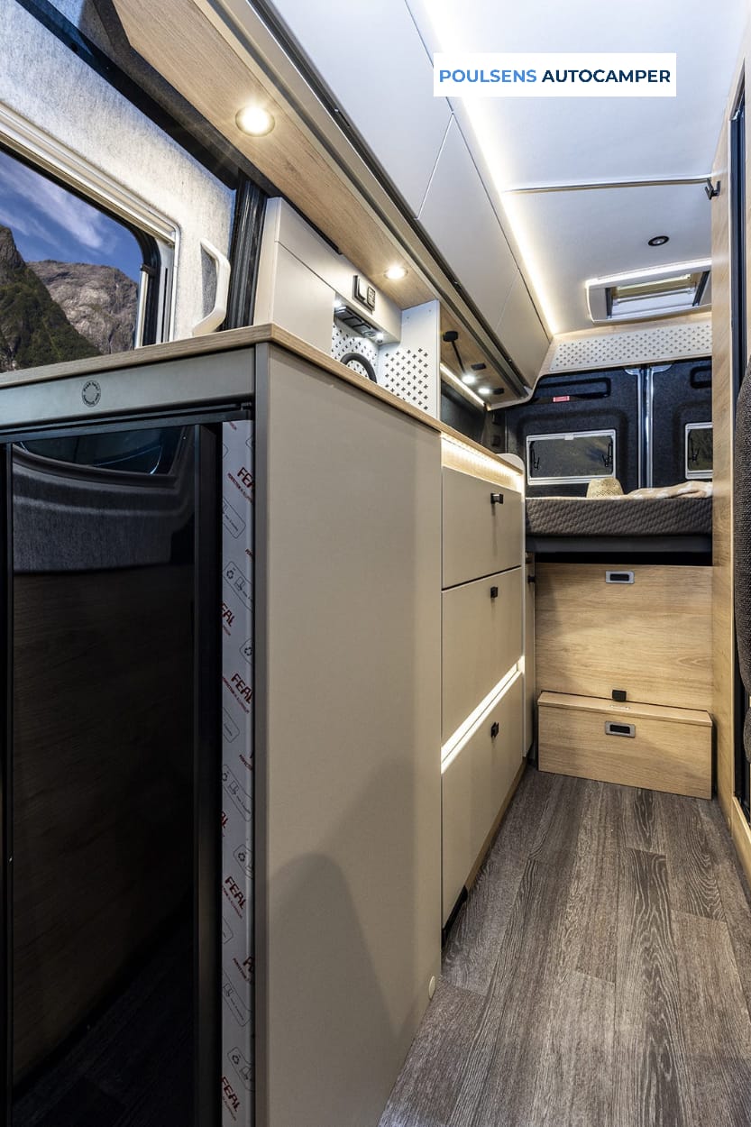 Cuisine du camping-car urbain Knaus BOXTIME 600 MQ 2026 avec réfrigérateur et rangements