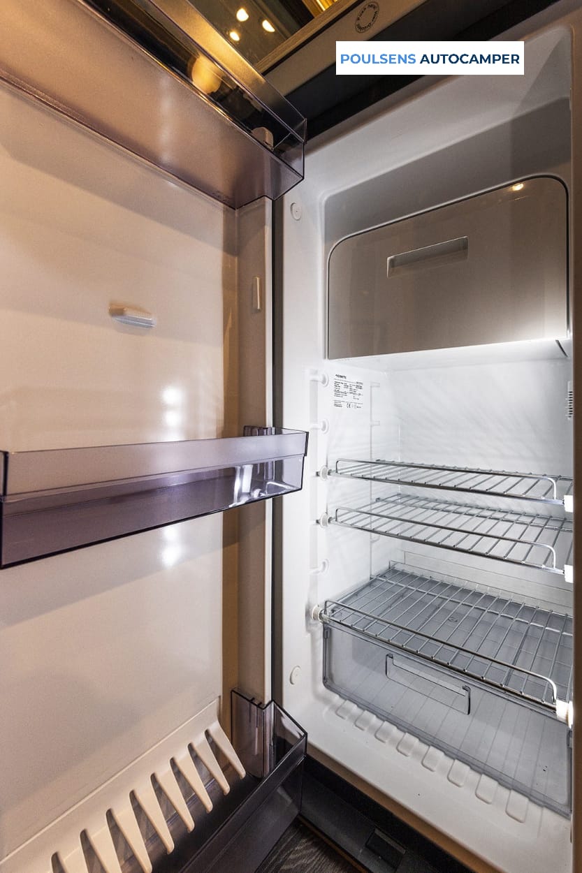 Cuisine du camping-car urbain Knaus BOXTIME 600 MQ 2026 avec réfrigérateur et rangements