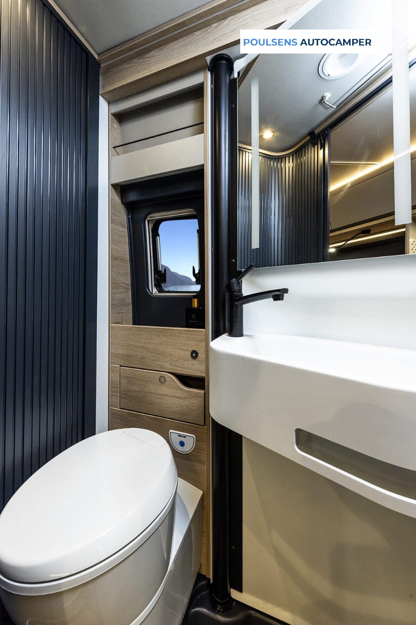 Salle de bain du camping-car urbain Knaus BOXTIME 600 MQ 2026 avec douche et grille bois