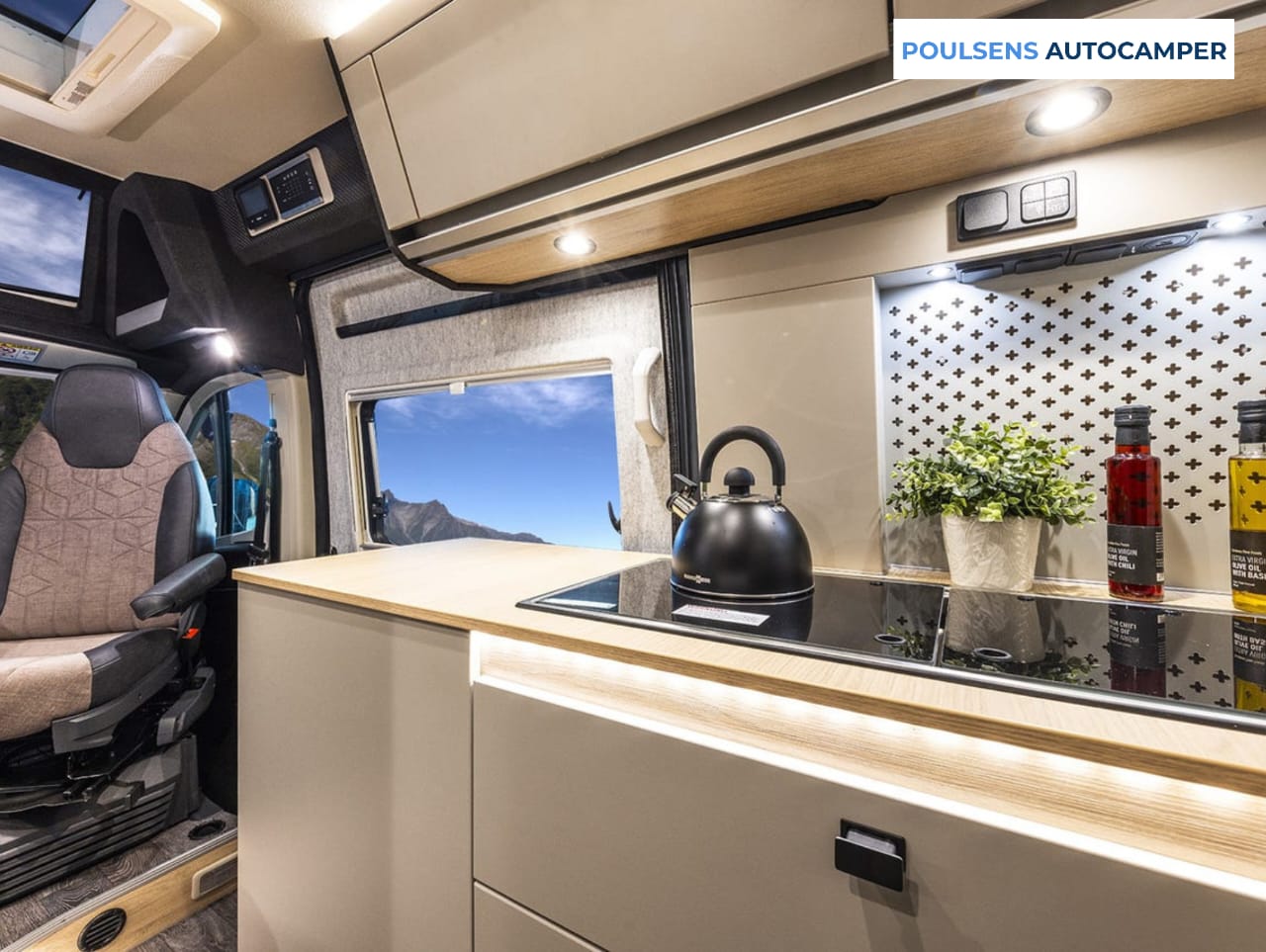 Cuisine du camping-car urbain Knaus BOXTIME 600 MQ 2026 avec réfrigérateur et rangements