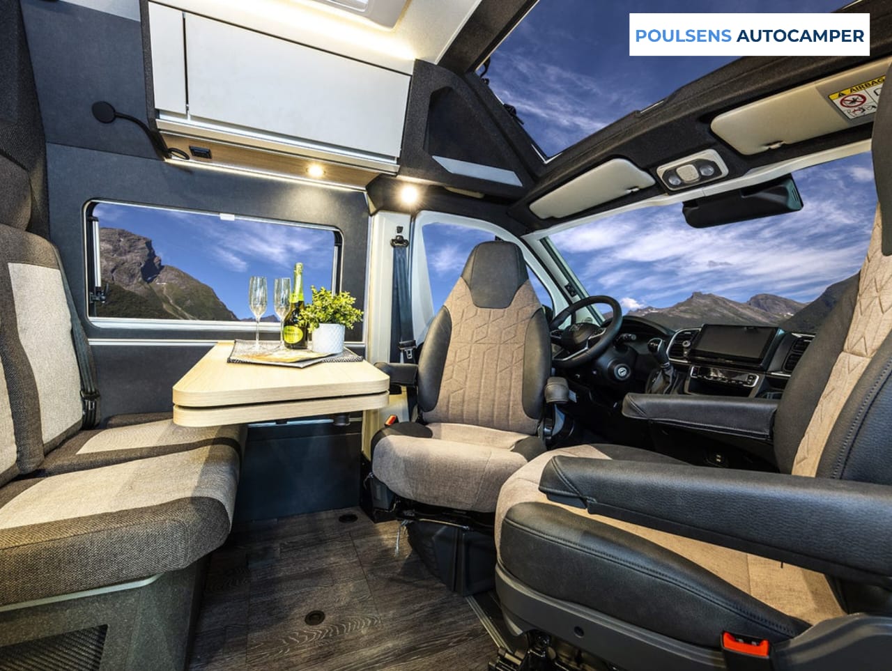 Salon intérieur du camping-car urbain Knaus BOXTIME 600 MQ 2026 avec banquettes et éclairage LED