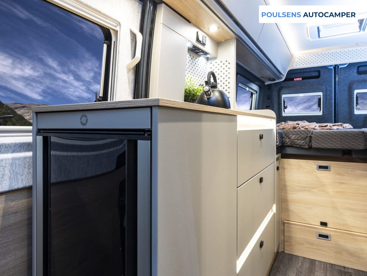 Cuisine du camping-car urbain Knaus BOXTIME 630 ME 2026 avec réfrigérateur et rangements