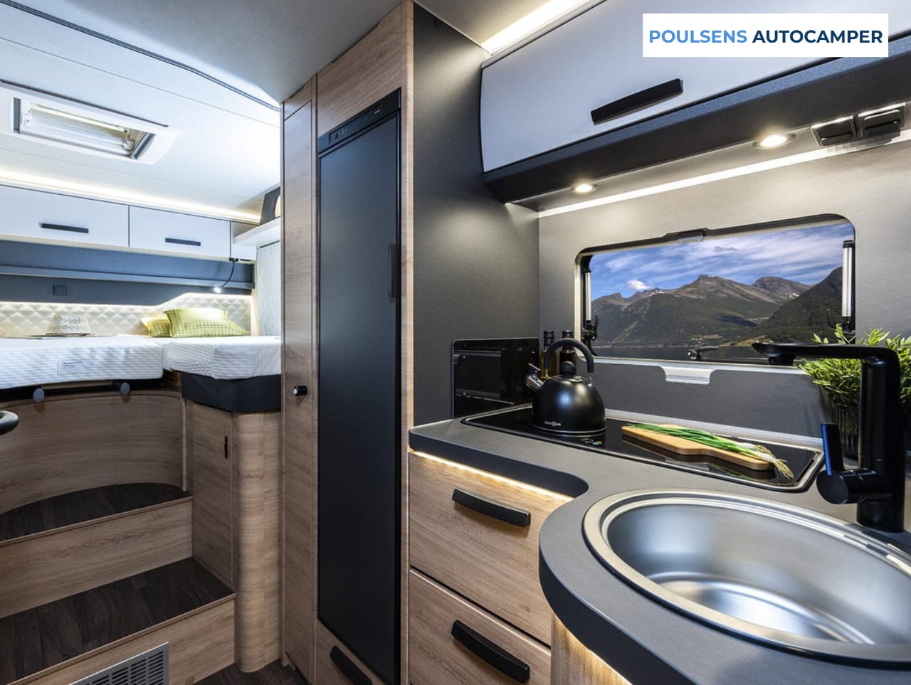 Cuisine du camping-car semi-intégré Knaus LIVE TI 700 MEG Platinum Selection 2026 avec réfrigérateur et rangements