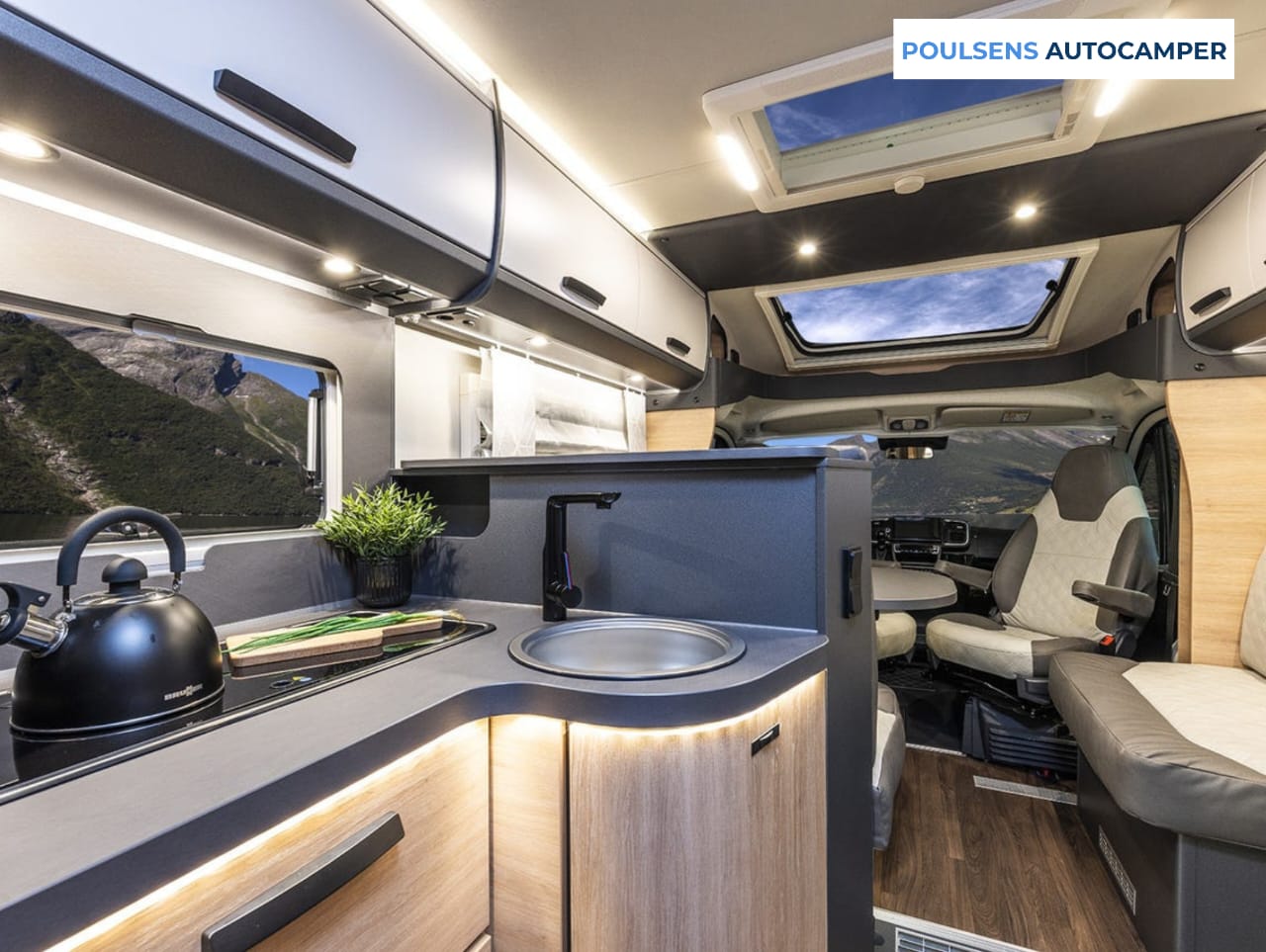 Cuisine du camping-car semi-intégré Knaus LIVE TI 700 MEG Platinum Selection 2026 avec réfrigérateur et rangements