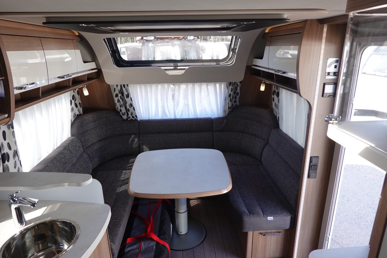 Salon intérieur de la Knaus Südwind 580 UE Scandinavian