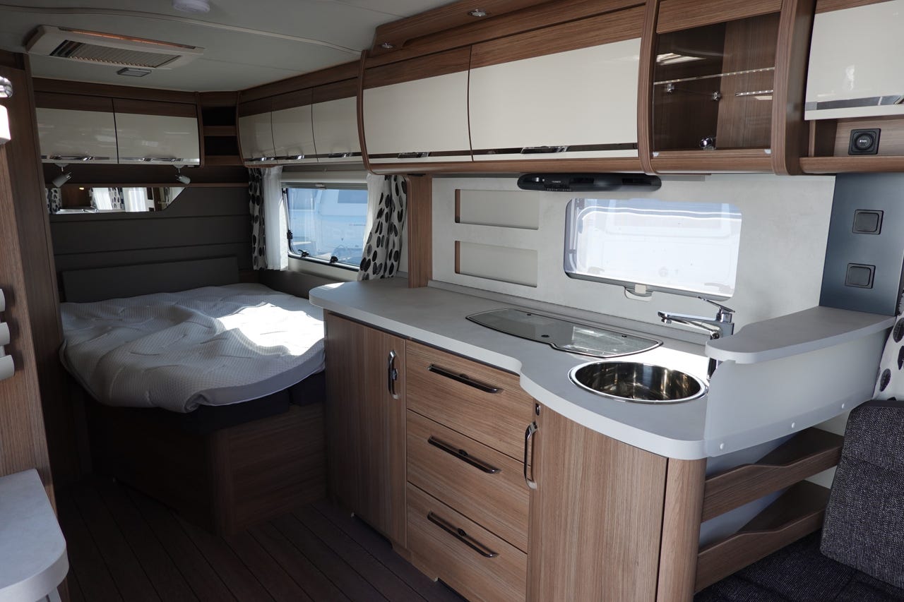 Cuisine de la Knaus Südwind 580 UE Scandinavian avec micro‑ondes