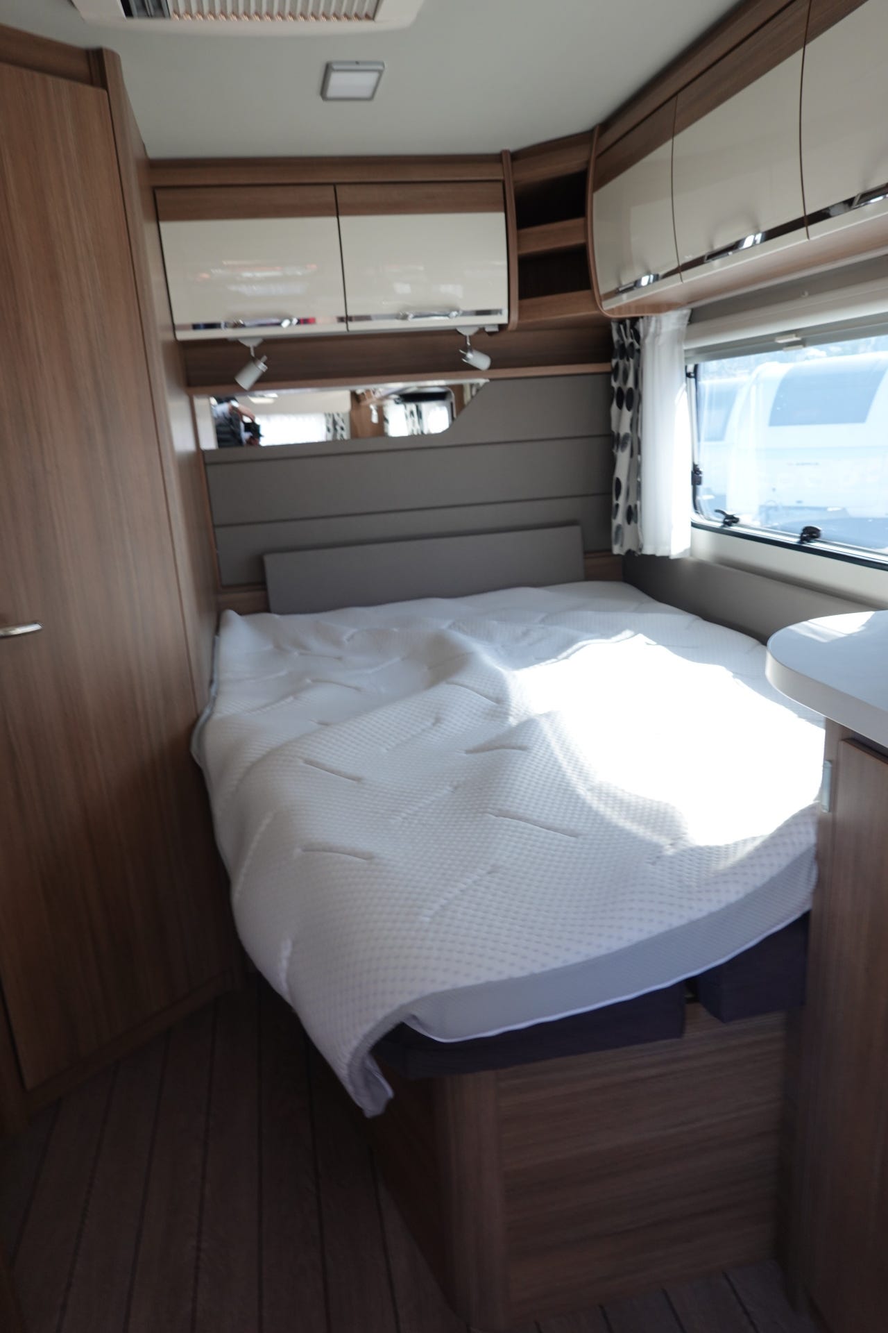 Espace couchage de la Knaus Südwind 580 UE Scandinavian