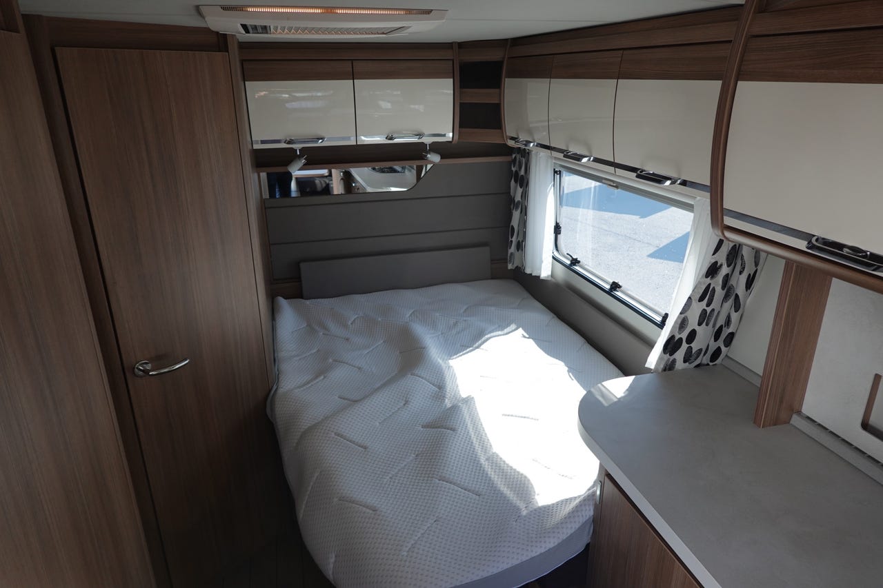 Espace couchage de la Knaus Südwind 580 UE Scandinavian