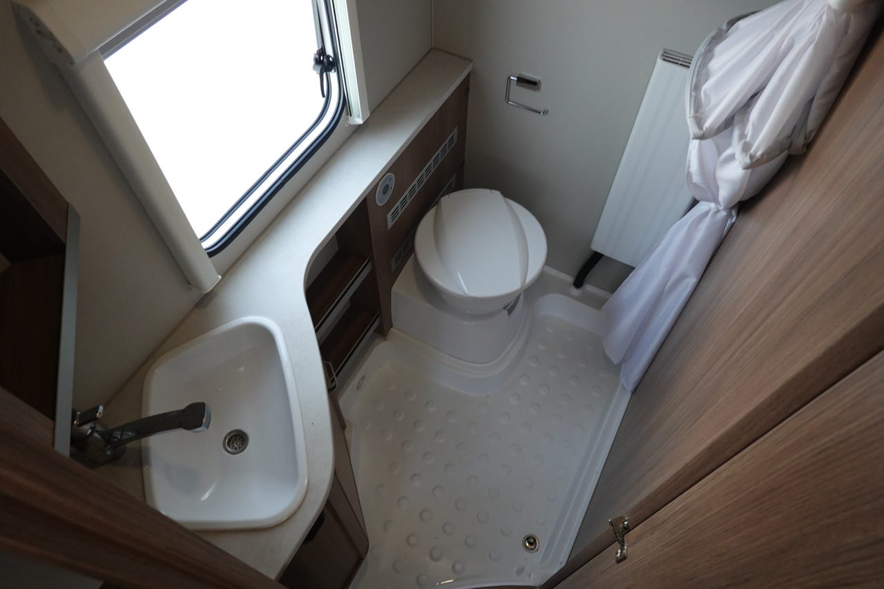 Salle de bain de la Knaus Südwind 580 UE Scandinavian