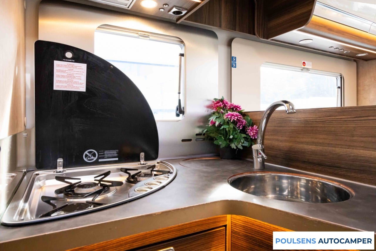 Cuisine du Laika Ecovip 3019 2021 avec réfrigérateur et rangements