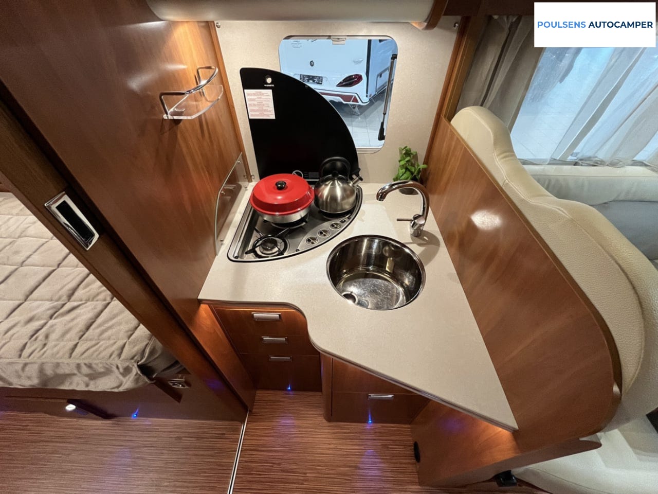 Cuisine du Laika Ecovip 419 avec réfrigérateur et four