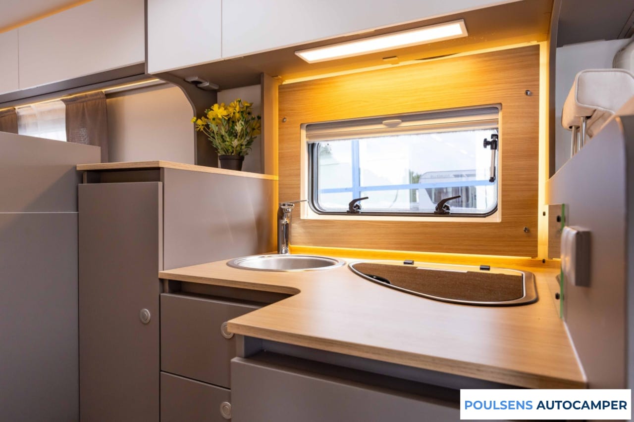 Cuisine du LMC Tourer Lift H 660 2022 avec réfrigérateur et rangements