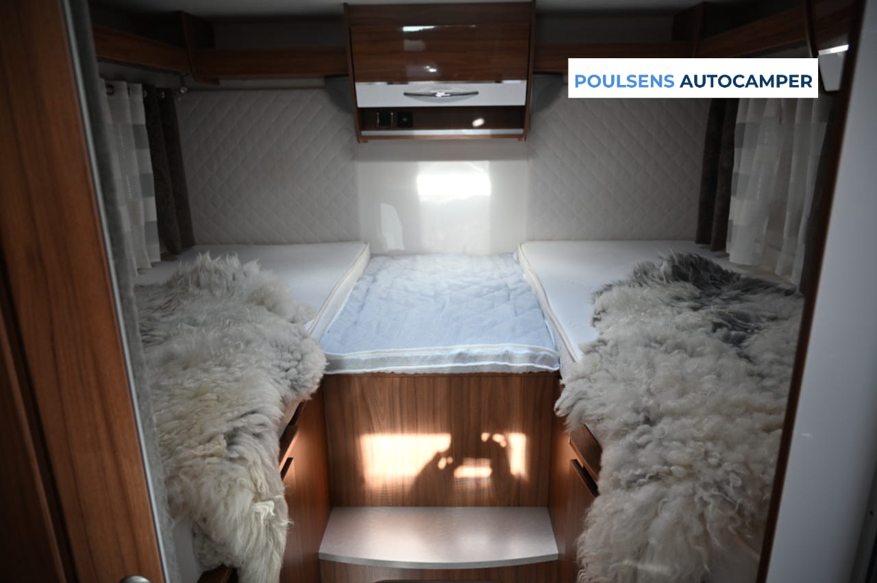 Espace couchage du Pilote P706 Essentiel avec lit central