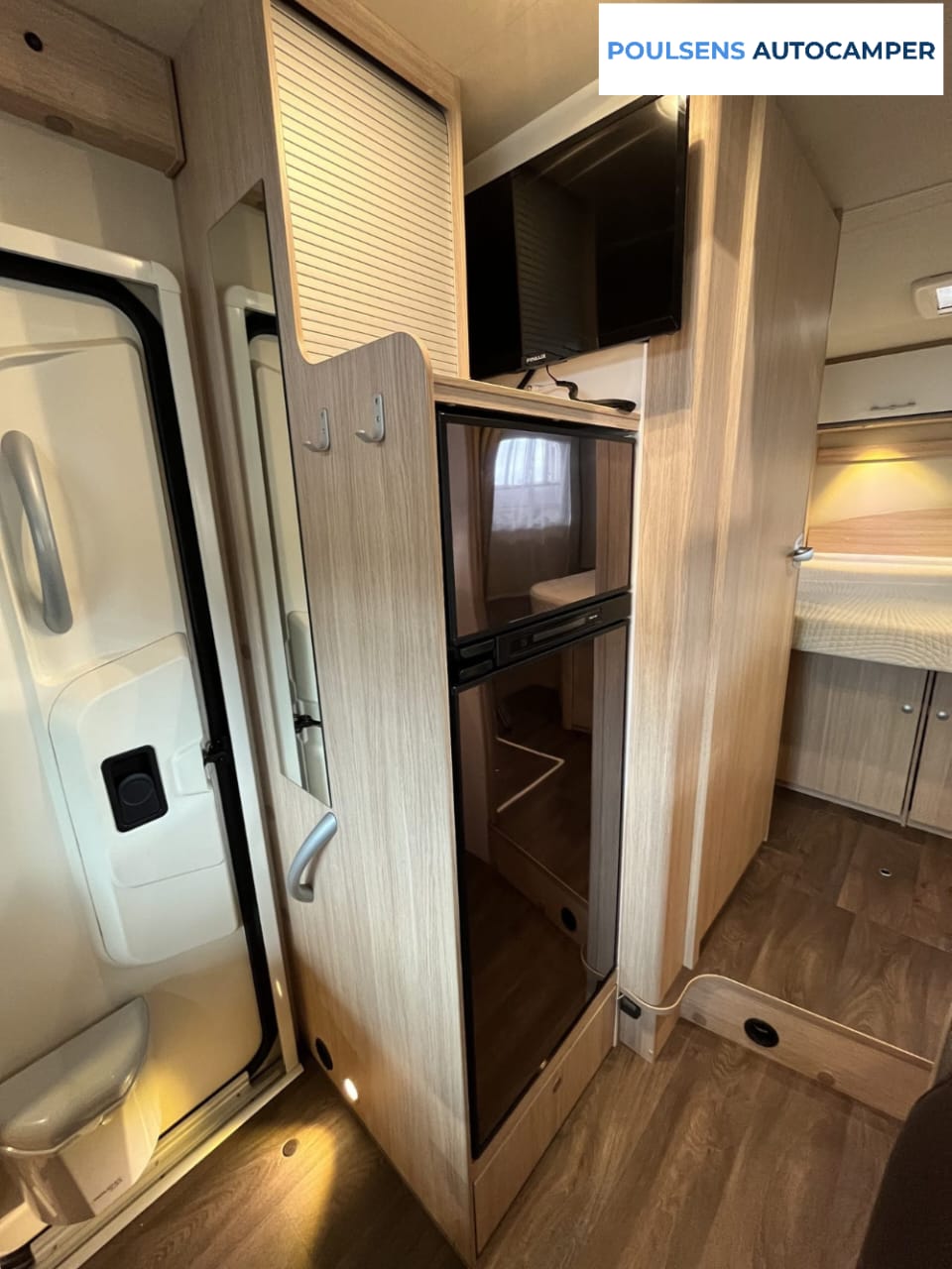 Salle de bain du Sunlight T 69 L avec douche séparée